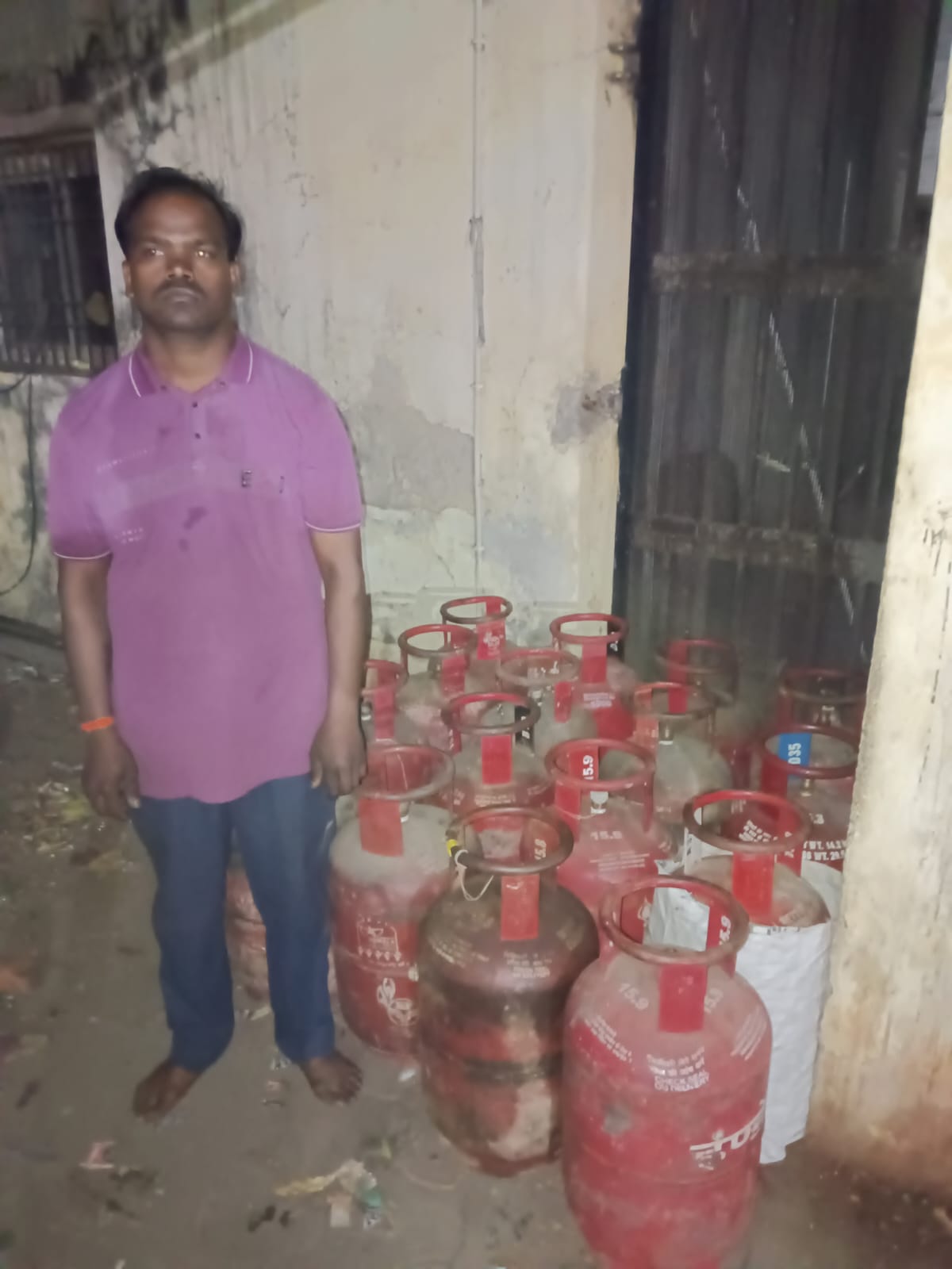 खमतराई पुलिस की कार्रवाई: संजय साव के पास से 16 घरेलू गैस सिलेंडर जब्त