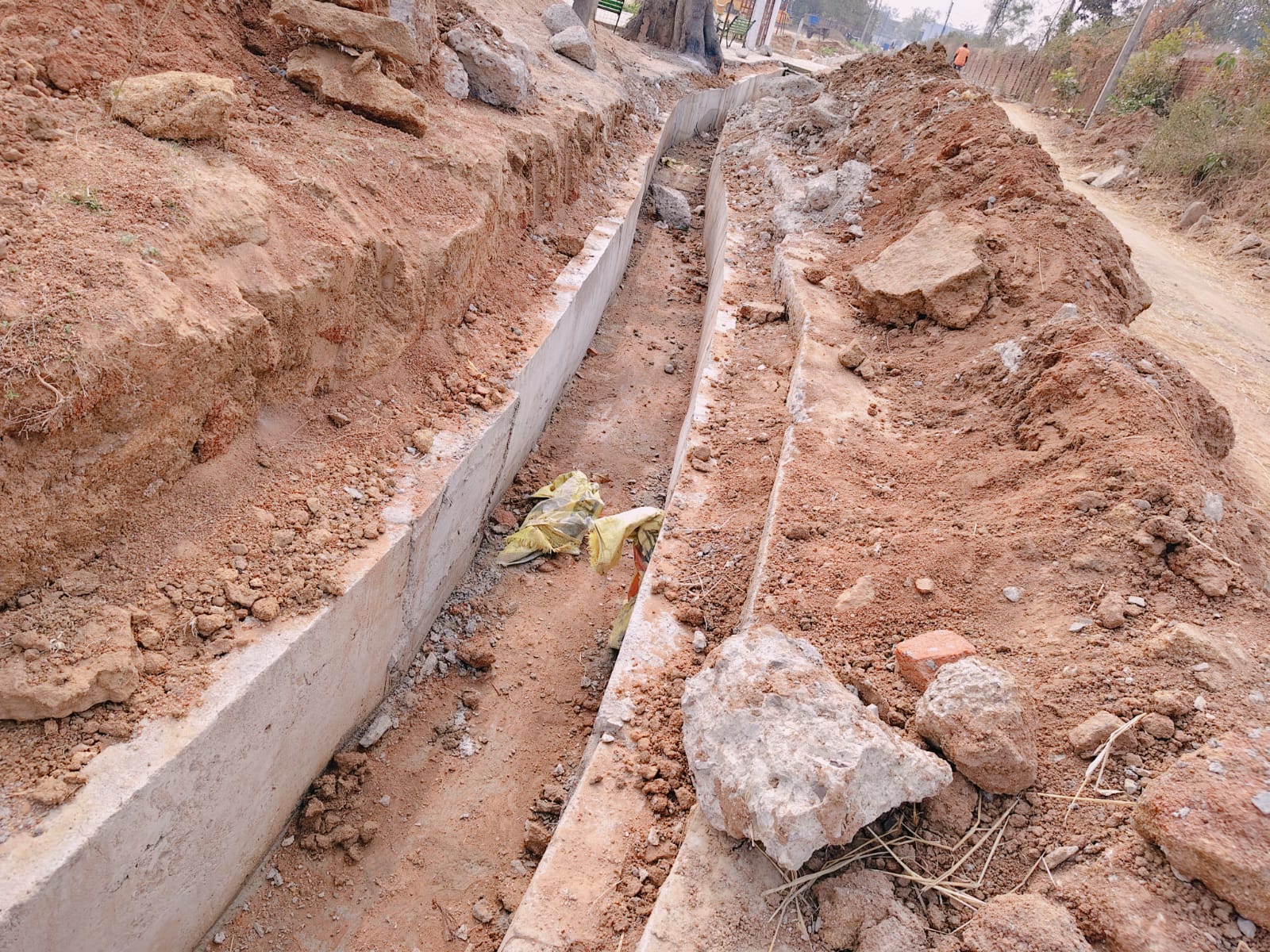 15वें वित्त की नाली में भ्रष्टाचार की बू ,मानक से कम चौड़ाई पर उठे सवाल