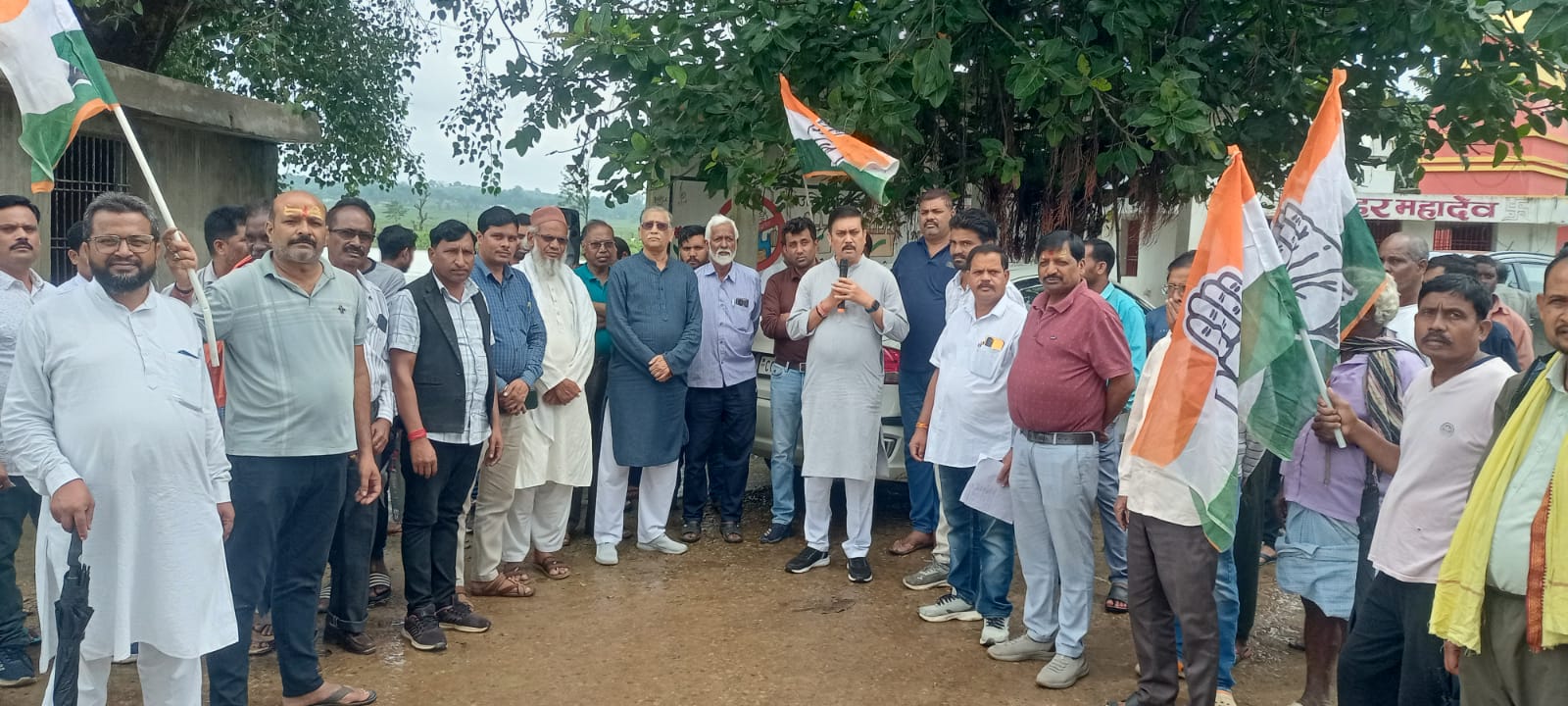 बिजली बिल बढ़ोतरी को लेकर कांग्रेसियों ने घेरा आफिस 