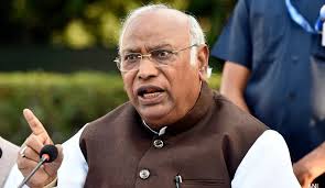 पीएम मोदी में सवालों का जवाब देने की हिम्मत नहीं: खरगे