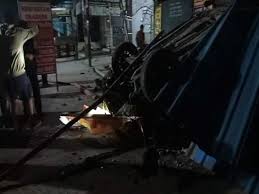 नए साल की खुशियां मातम में बदली :न्यू ईयर पार्टी कर के घर लौट रहे दोस्तों की कार पलटने से एक की मौत...