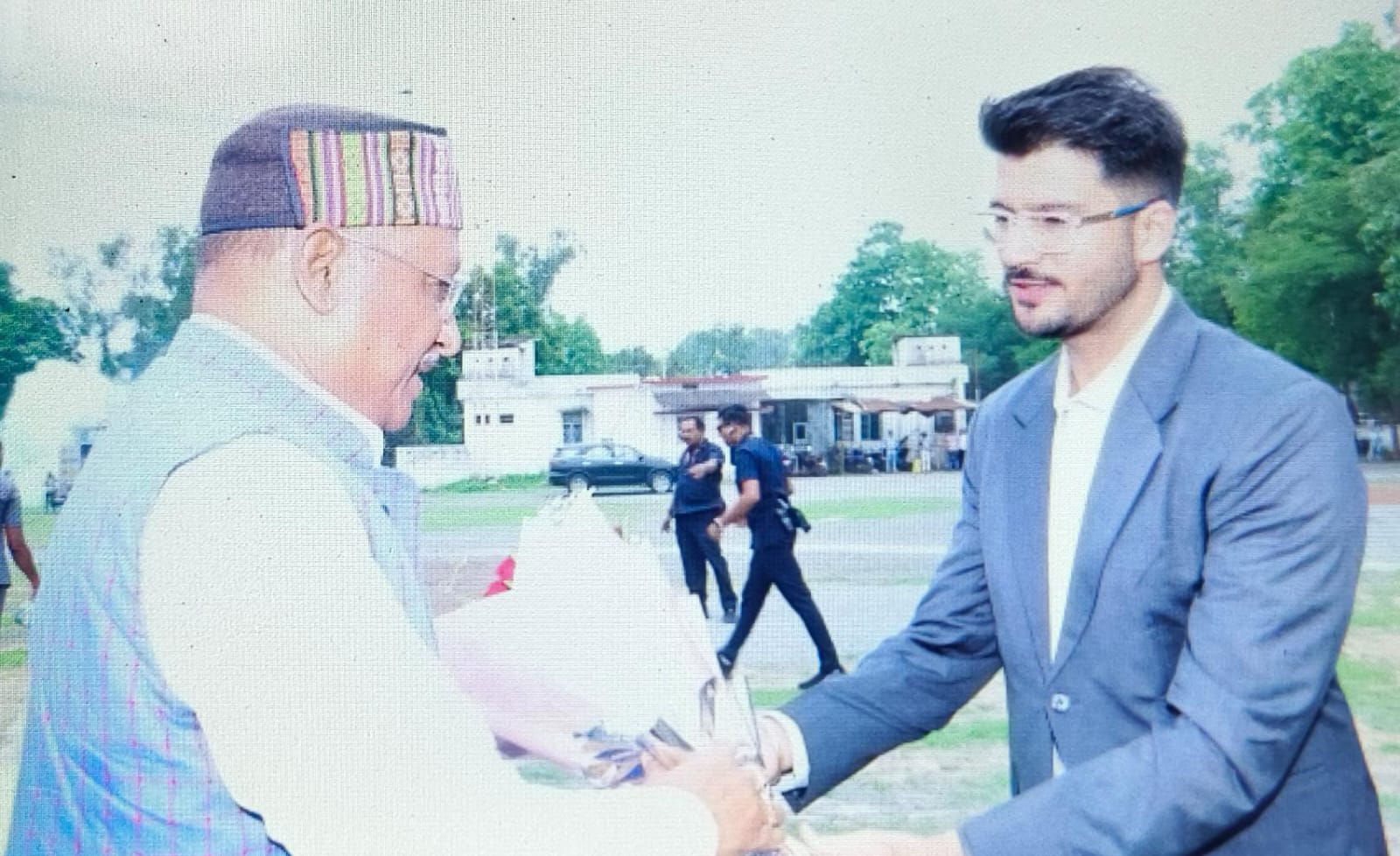 मुख्यमंत्री का हेलीपेड पर कलेक्टर दीपक सोनी ने गुलदस्ता भेंटकर किये आत्मीय स्वागत 