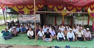 अनिश्चितकालीन हड़ताल पर शक्कर कारखाना के कर्मचारी