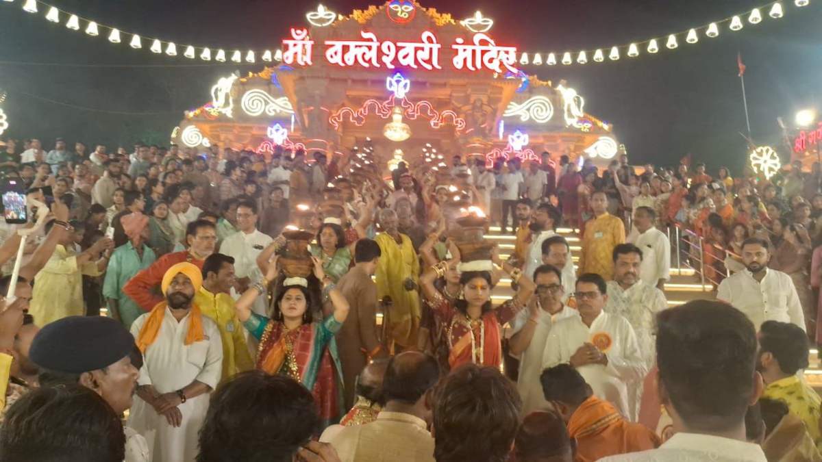 डोंगरगढ़ में भक्ति का विराट दृश्य, ज्योति विसर्जन यात्रा में थम गई ट्रेनों की रफ्तार