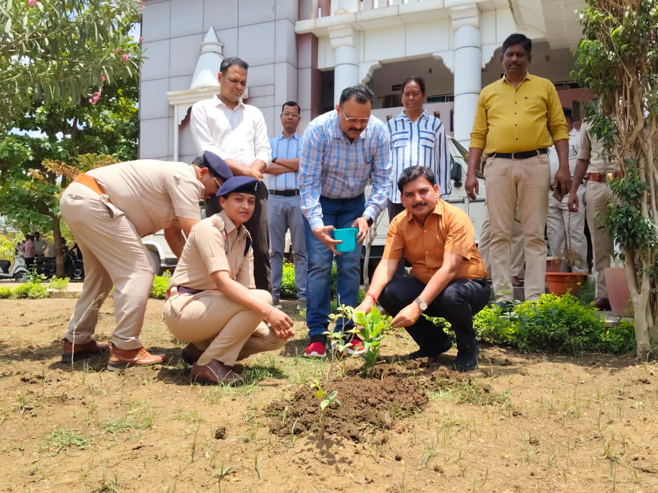 जन्मदिन पर DIG रामकृष्ण साहू की अनूठी पहल, ‘एक पेड़ माँ के नाम’ अभियान के तहत किया पौधारोपण
