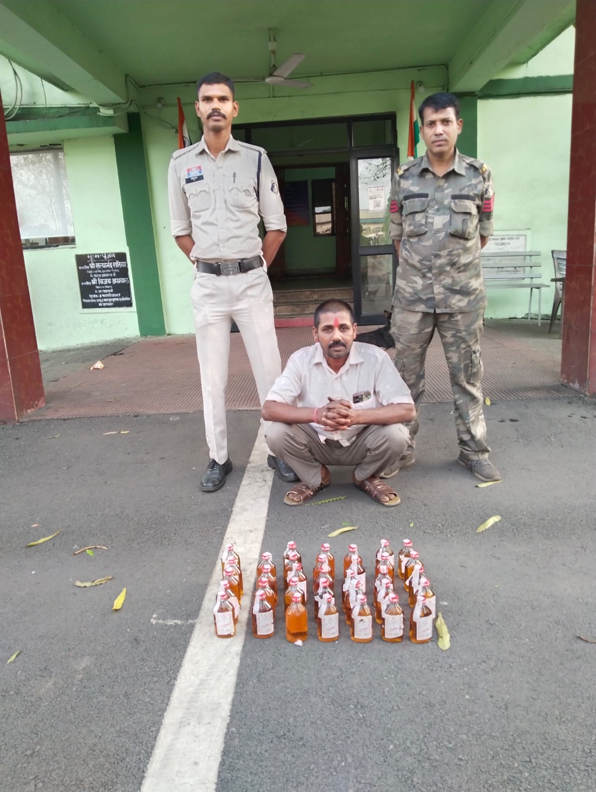 पूंजीपथरा में पुलिस रेड: होटल में छिपाकर रखी अंग्रेजी शराब बरामद, संचालक गिरफ्तार