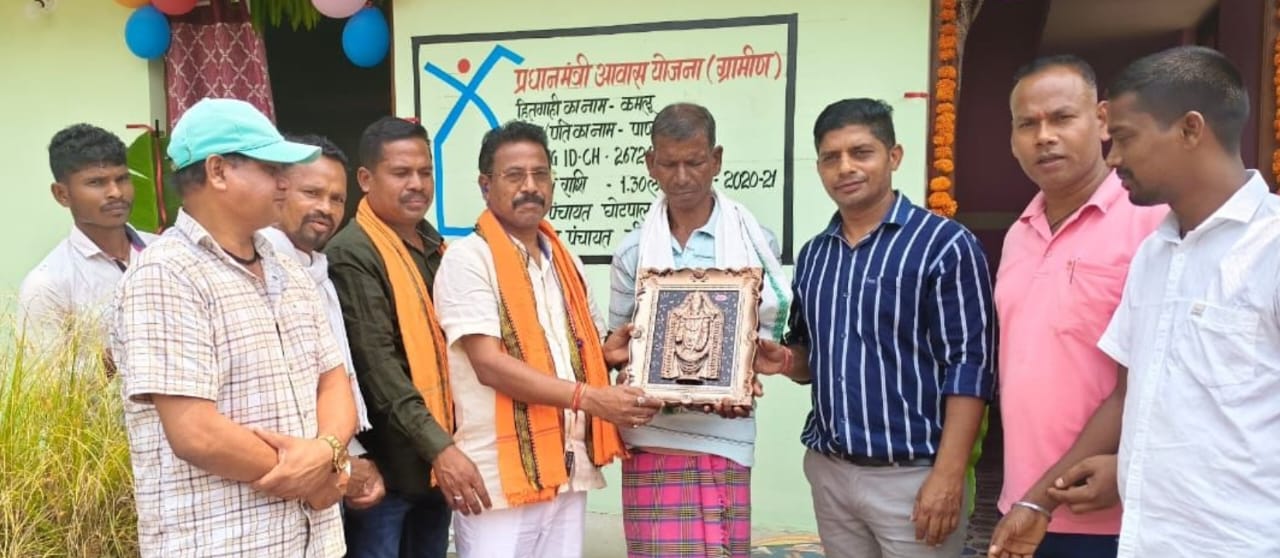 विधायक चैतराम अटामी पीएम आवास गृह प्रवेश में शामिल हुए, हितग्राहियों को बधाई दी