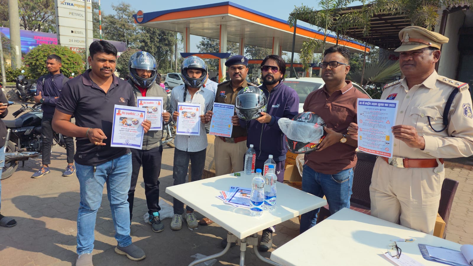 रायगढ़ पुलिस का सघन यातायात जागरूकता अभियान, बिना हेलमेट दुपहिया चालकों पर कार्रवाई के साथ हेलमेट वितरण