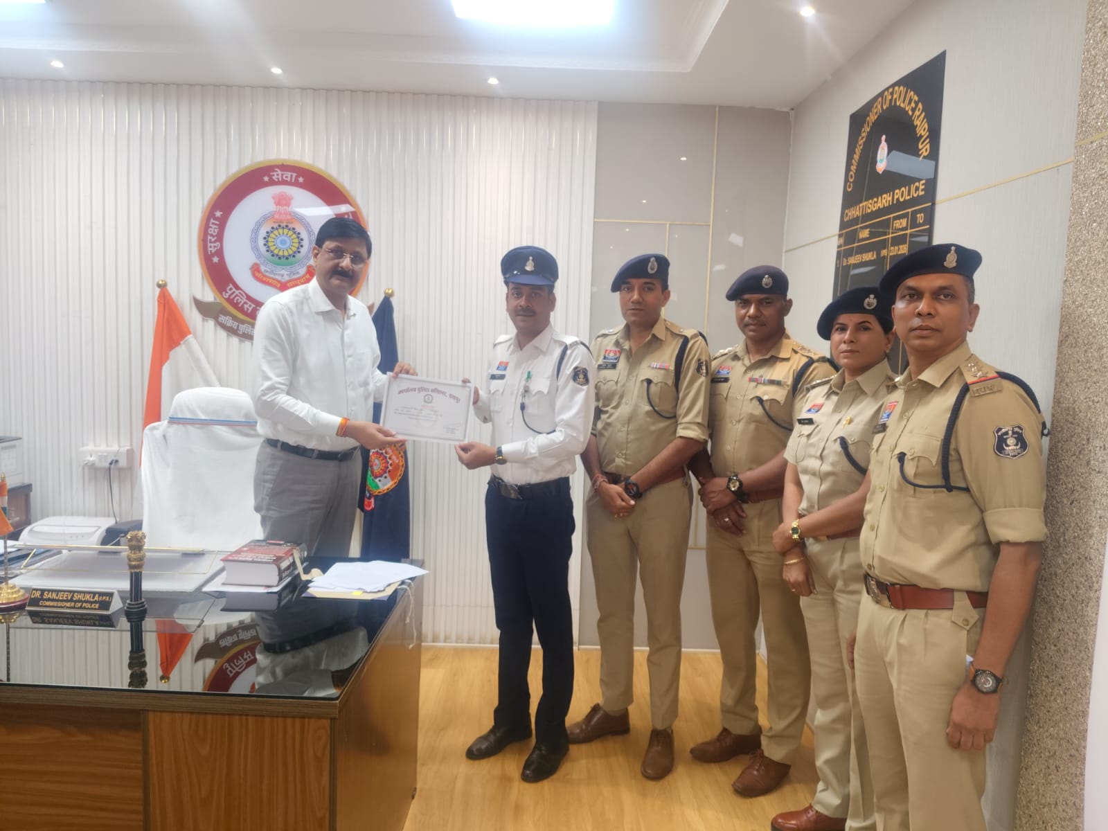 4 लाख के गहनों से भरा बैग लौटाकर पेश की ईमानदारी की मिसाल, पुलिस कमिश्नर ने किया सम्मानित