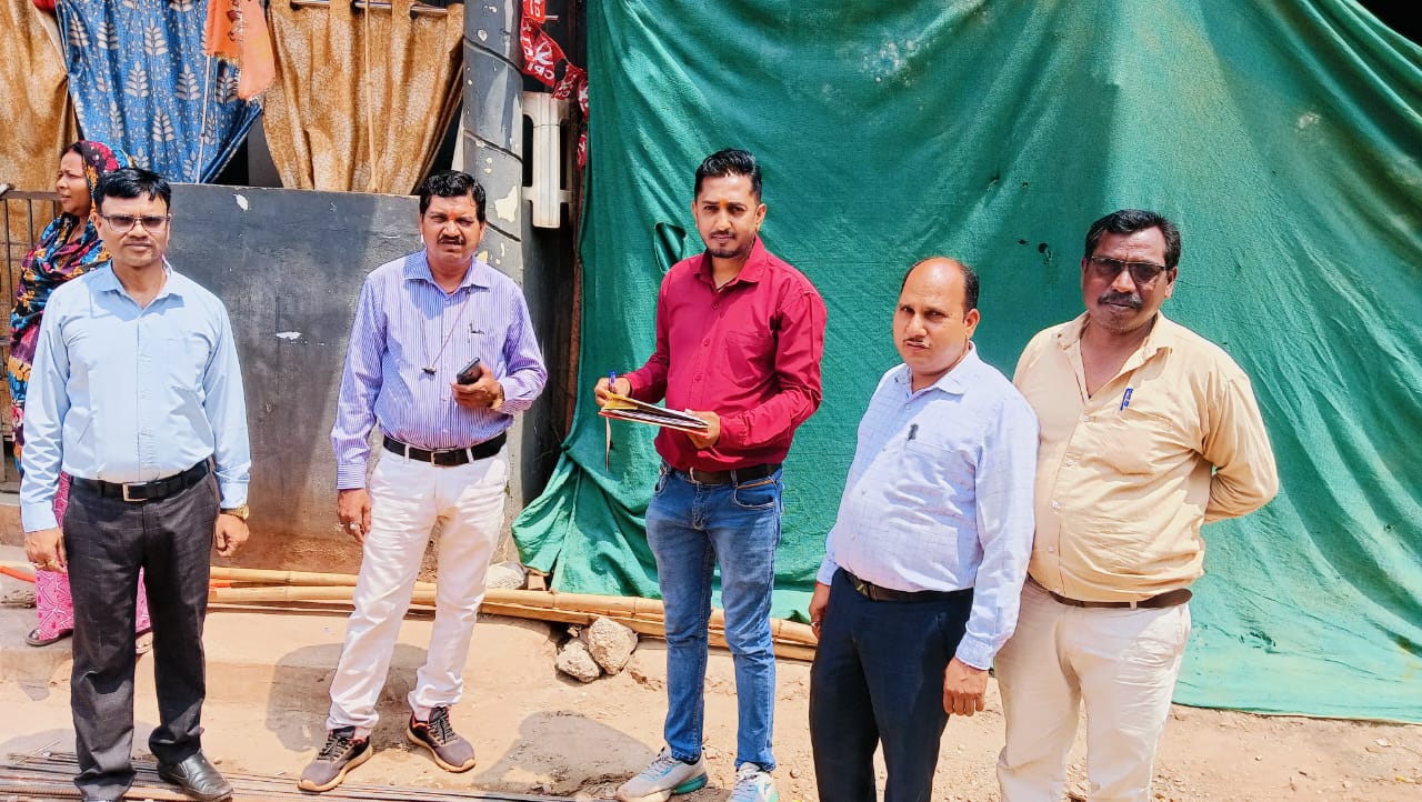 बिना अनुमति निर्माण करने वाले को नगर पालिका किरंदुल ने थमाया नोटिस