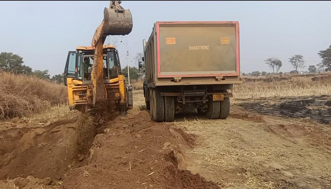 डूमरडीहकला में दिनेश के नाम से जुड़ा कथित अवैध मुरूम उत्खनन, बिना रॉयल्टी चल रहा खेल 