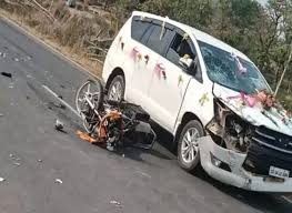 भाजपा कार्यकर्ता को दूल्हे की गाड़ी ने मारी टक्कर,घायल कार्यकर्ता की मौत 