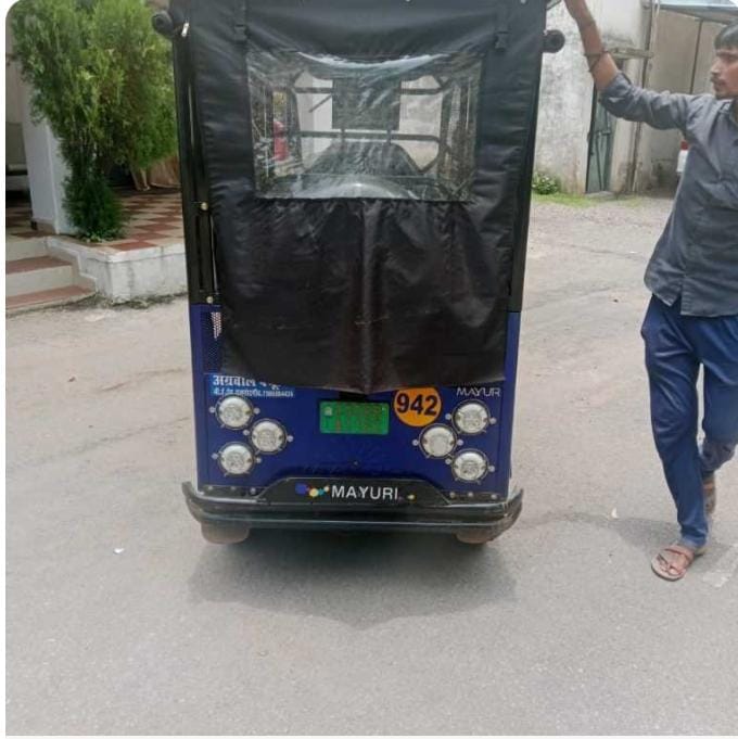 ई-रिक्शा में छूटा सामान, यात्री को सुरक्षित दिलाया गया