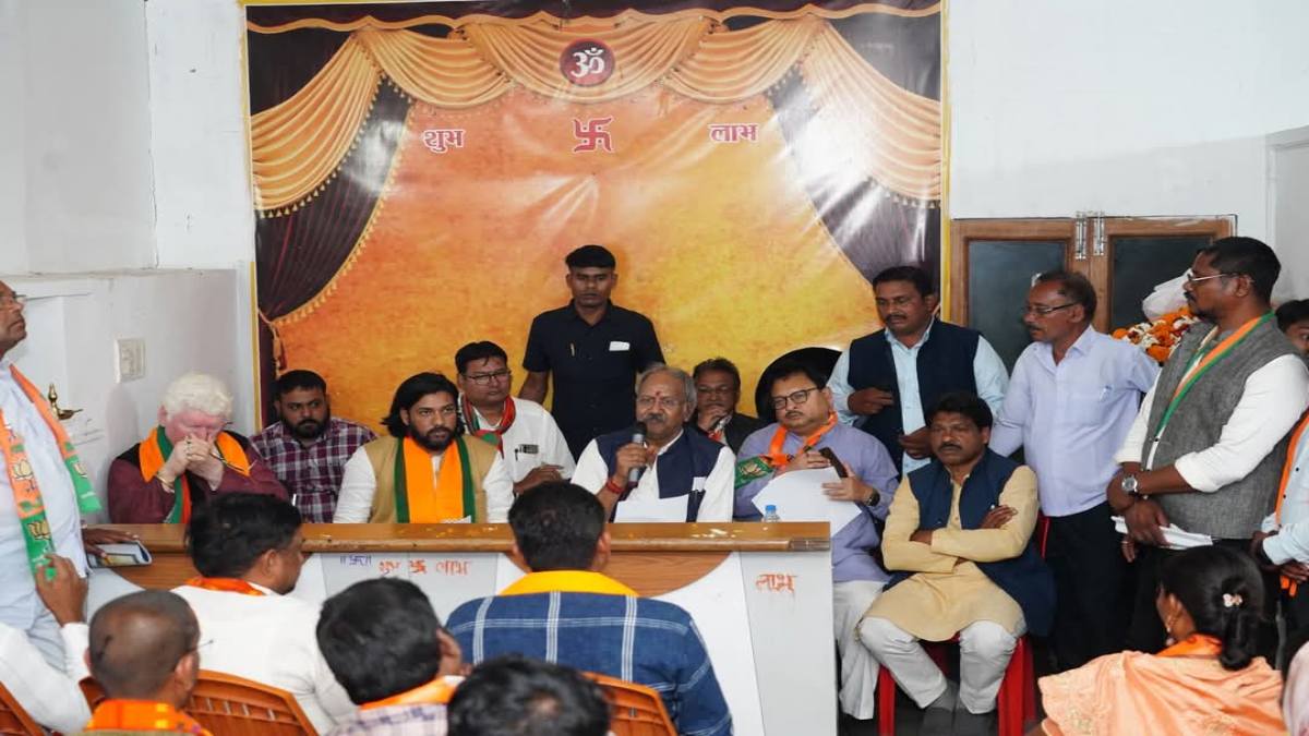 बृजमोहन अग्रवाल ने पार्टी के पदाधिकारियों को जमकर लगाई फटकार 