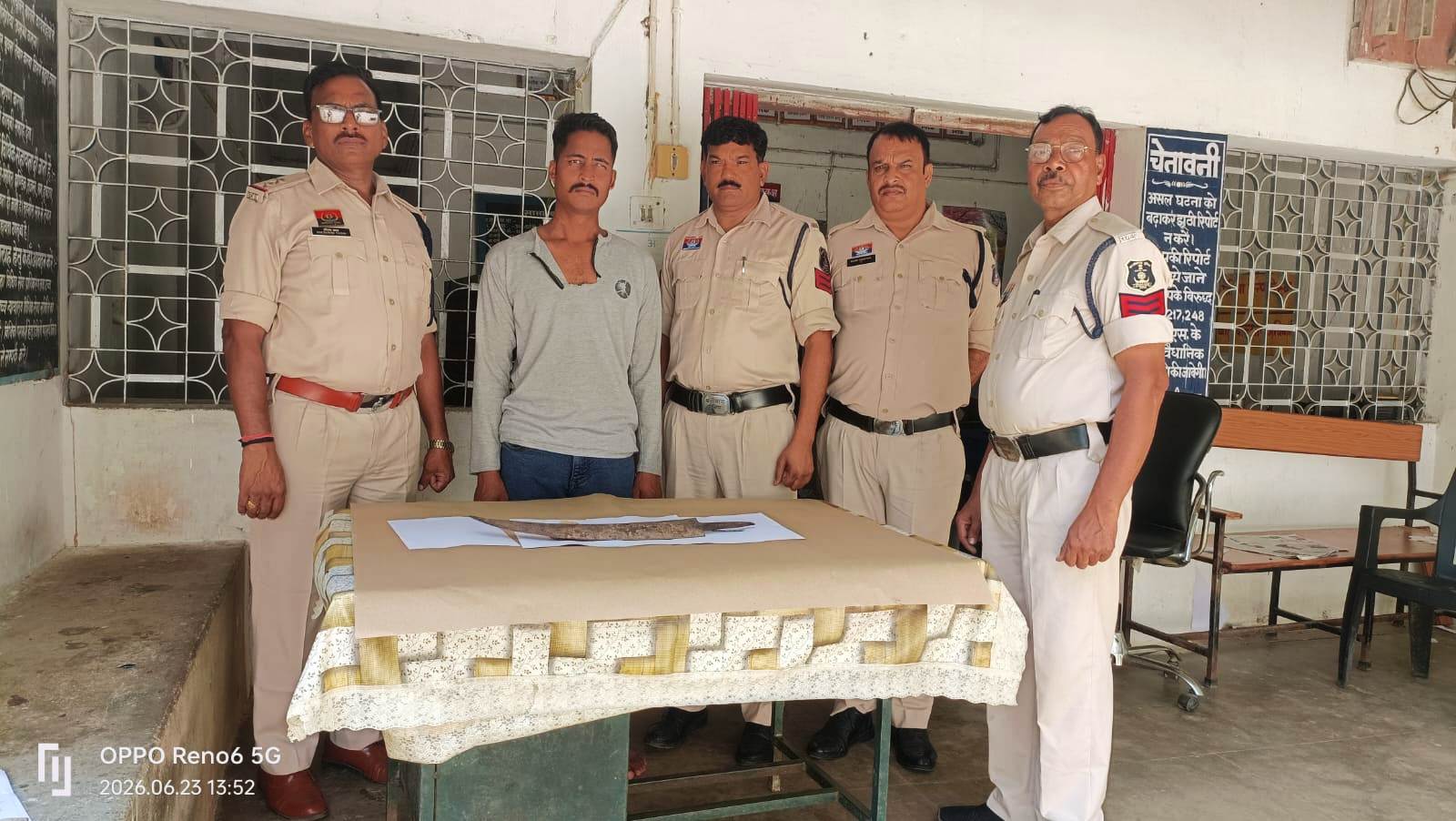 मेन रोड पर तलवार लहराकर फैला रहा था खौफ, कापू पुलिस ने घेराबंदी कर आरोपी को दबोचा