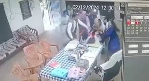हेडमास्टर ने महिला अधिकारी पर हमला किया, वीडियो हुआ वायरल