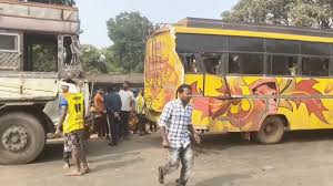 यात्रियों से भरी बस को तेज रफ्तार ट्रक ने मारी टक्कर, 4 लोग घायल