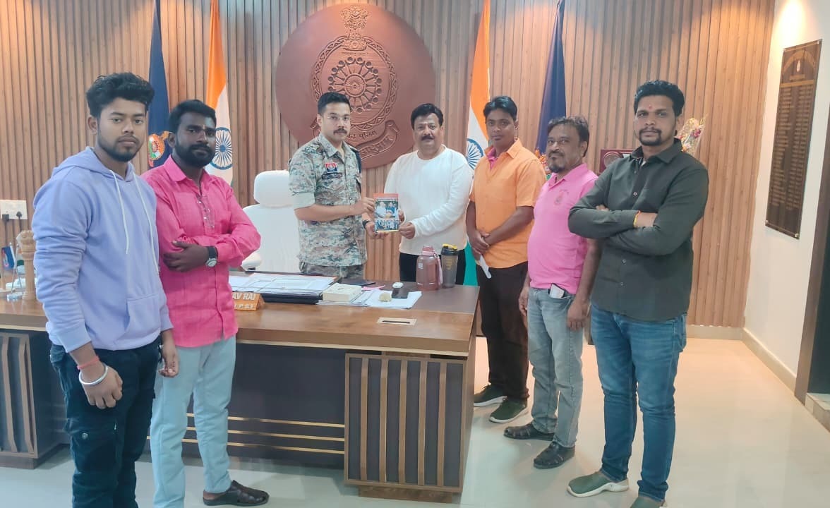 श्रमजीवी पत्रकार संघ ने पुलिस अधीक्षक गौरव राय को सौंपी उपयोगी टेलीफोन डायरेक्टरी, एसपी ने की सराहना