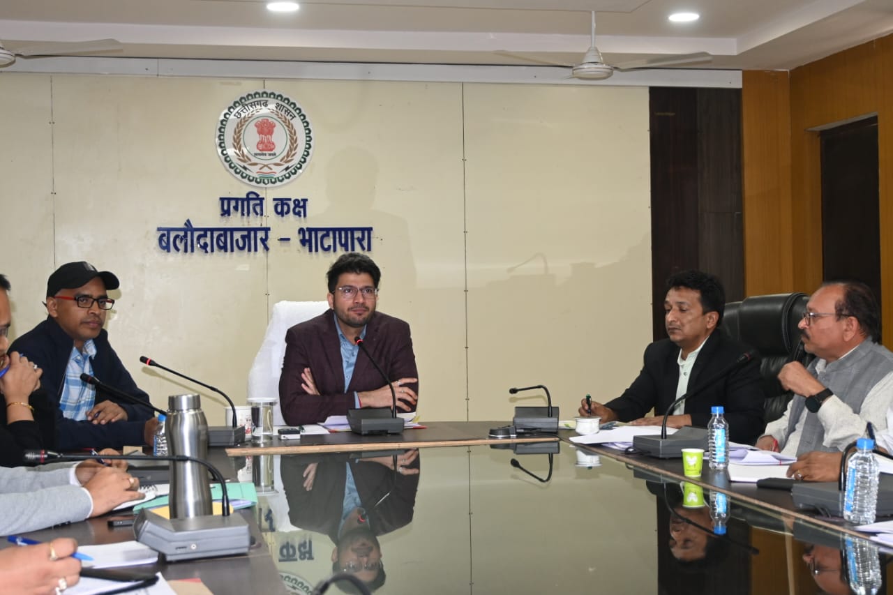 राजस्व क़ी छोटी -छोटी समस्याओं का स्थानीय स्तर पर ही करें निराकरण  :कलेक्टर दीपक सोनी 