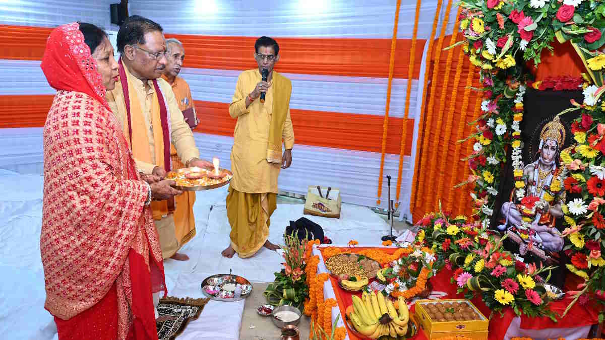 हनुमान जन्मोत्सव पर विष्णु देव साय ने सपरिवार मुख्यमंत्री निवास में की पूजा-अर्चना