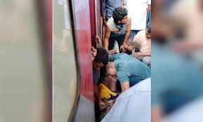 रायपुर रेलवे स्टेशन में बड़ा हादसा, ट्रेन और प्लेटफार्म में फंसकर यात्री की दर्दनाक मौत