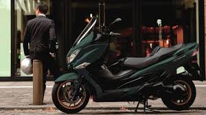 सुजुकी ने पेश की नई 2025 Burgman 400,नए कलर के साथ हुआ लॉन्च