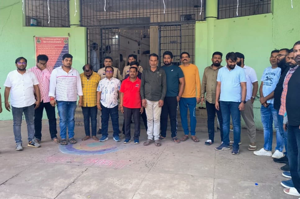 जुआ खेलते व्यापारी,नेता गिरफ्तार 