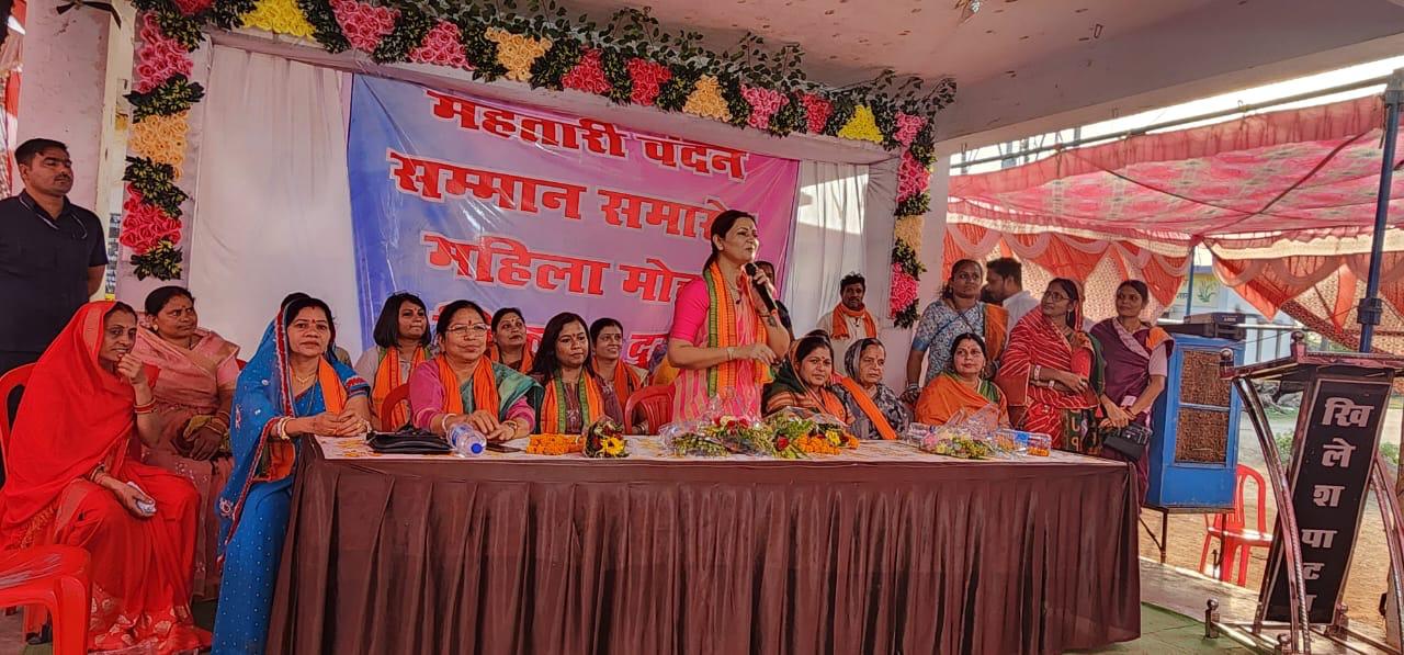 भावना बोहरा ने दुर्ग लोकसभा में किया चुनाव प्रचार,महतारी वंदन योजना की लाभार्थी महिलाओं को किया सम्मानित 