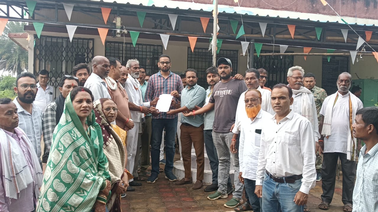 विद्युत अनियमत्ताओं को लेकर कांग्रेसियों ने किया विरोध प्रदर्शन