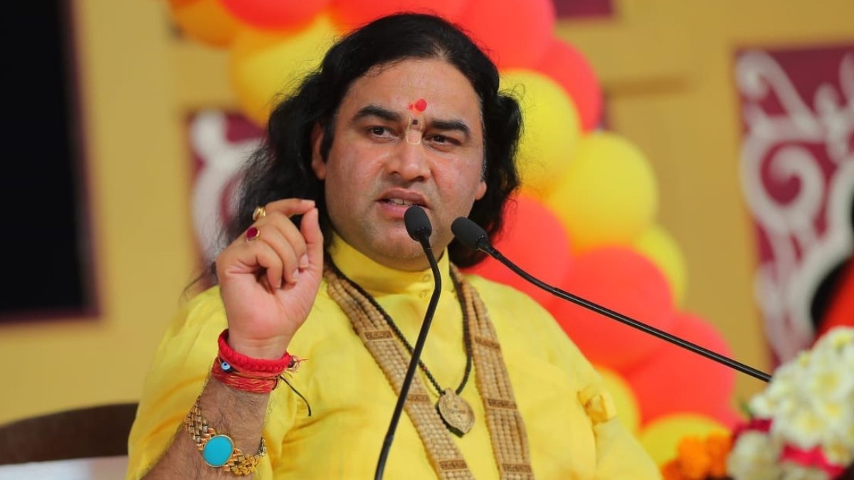 रायपुर पहुंचे कथावाचक देवकीनंदन ठाकुर, धर्मांतरण, राम मंदिर दान विवाद और नो तिलक, नो एंट्री पर दिया बड़ा बयान