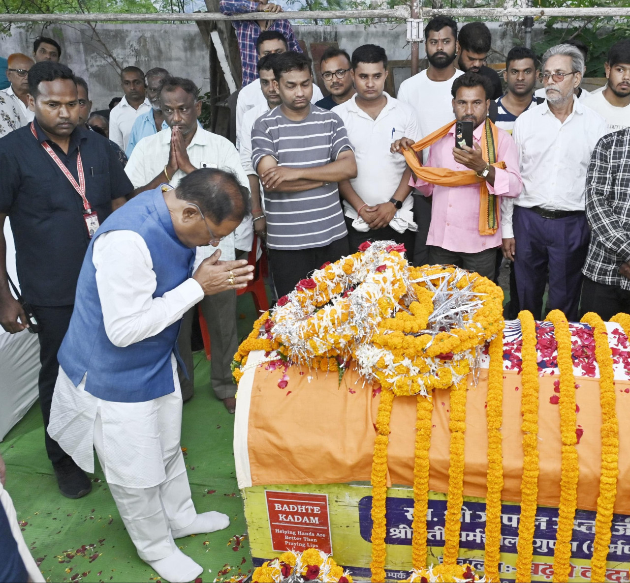 मुख्यमंत्री साय ने शहीद एएसपी आकाश राव गिरपुंजे के निवास पहुंचकर दी श्रद्धांजलि