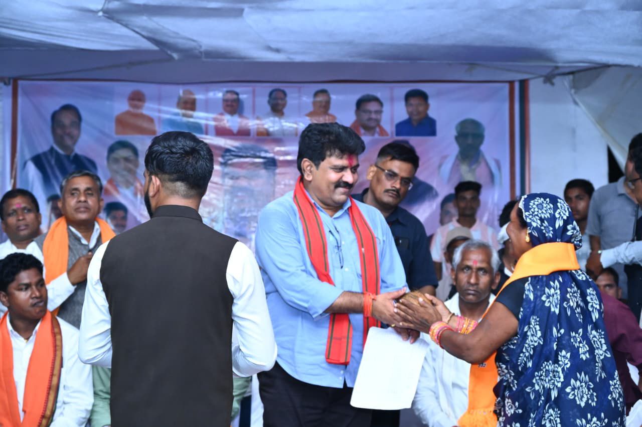 ग्राम प्रभाटोला के सरपंच सहित सैकड़ों लोग भाजपा में शामिल — उपमुख्यमंत्री विजय शर्मा की उपस्थिति में ग्रामीणों ने किया भाजपा प्रवेश