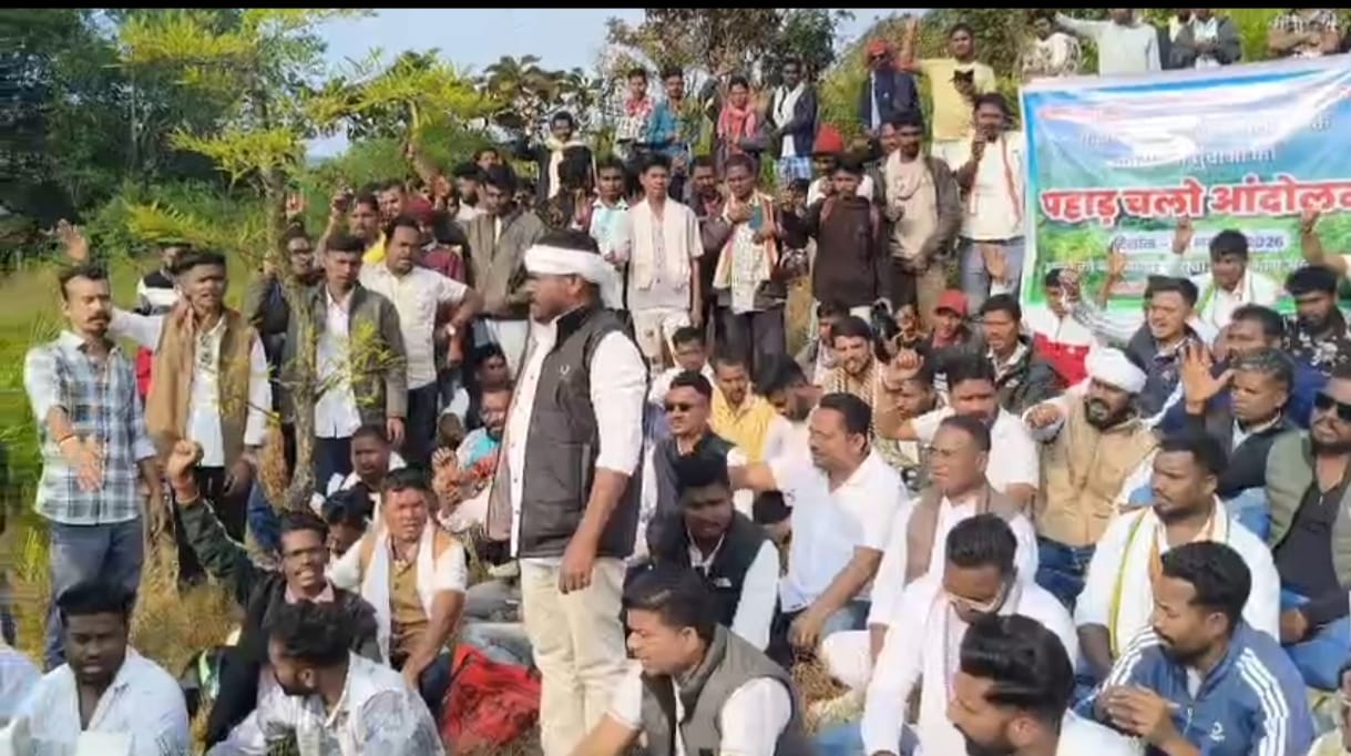 भांसी में एनएमडीसी - एनसीएल किये जा रहे खनन का विरोध, युवाओ के कहा कि जान दे देंगे पर प्रकृति की रक्षा करेंगे