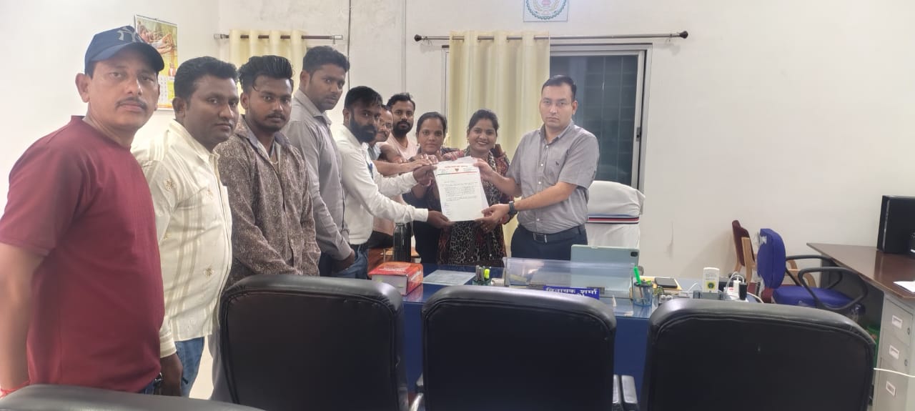 अवैध और जहरीली शराब की बिक्री के विरोध में भाजपा बूथ अध्यक्ष राजेश कुमार रजक ने कलेक्टर को सौंपा ज्ञापन