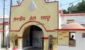 Raipur jail news : श्याम देशमुख के साथ जेल के अंदर हुई मारपीट, पति को ठेले में लेकर थाने पहुंची महिला