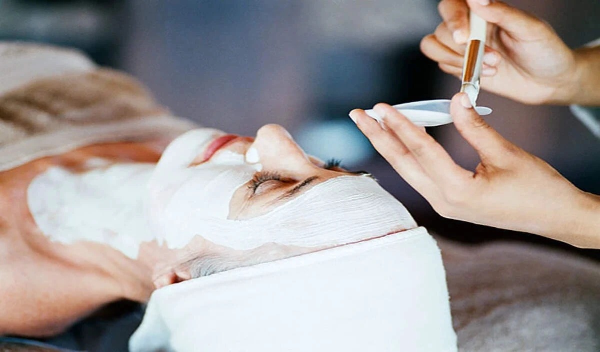 सर्दियों में भी चाँद सा चमकेगा चेहरा,लगाएं ये प्राकृतिक फेस पैक 