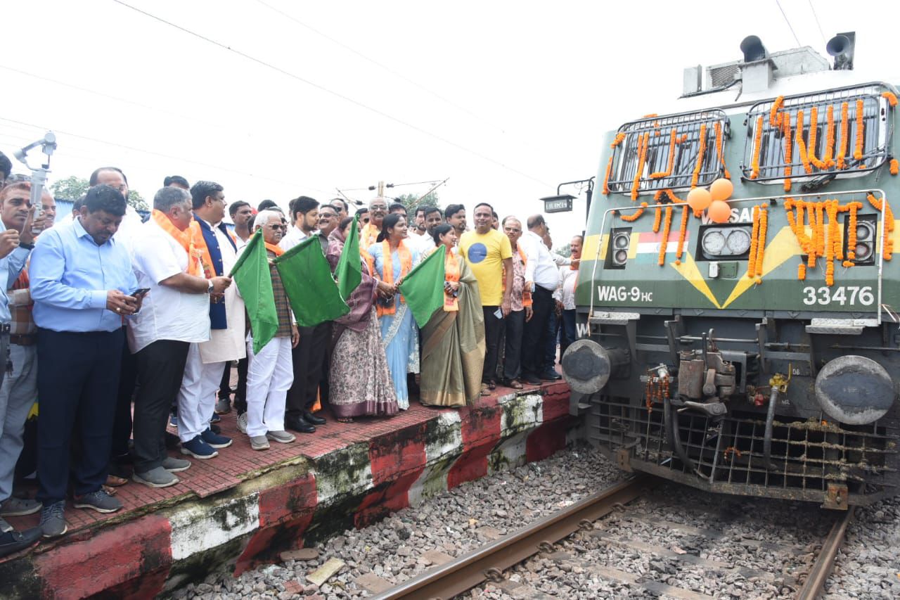 तीर्थ धाम जाने वाली ट्रेन को पर्यटन , संस्कृति एवं धर्मस्व मंत्री अग्रवाल ने हरी झंडी दिखाकर किया रवाना