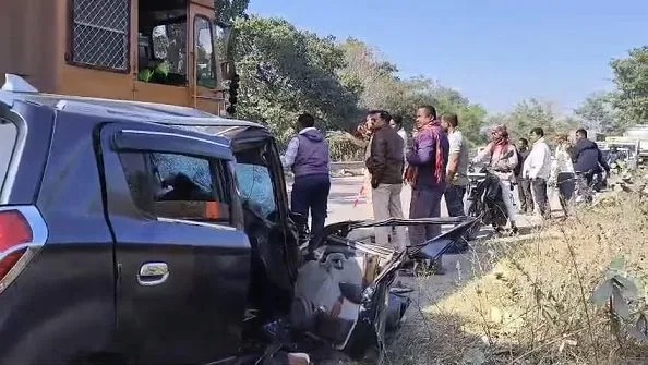 अल्टो कार और डीजल टैंकर की आमने-सामने टक्कर, 2 की मौत, 4 घायल