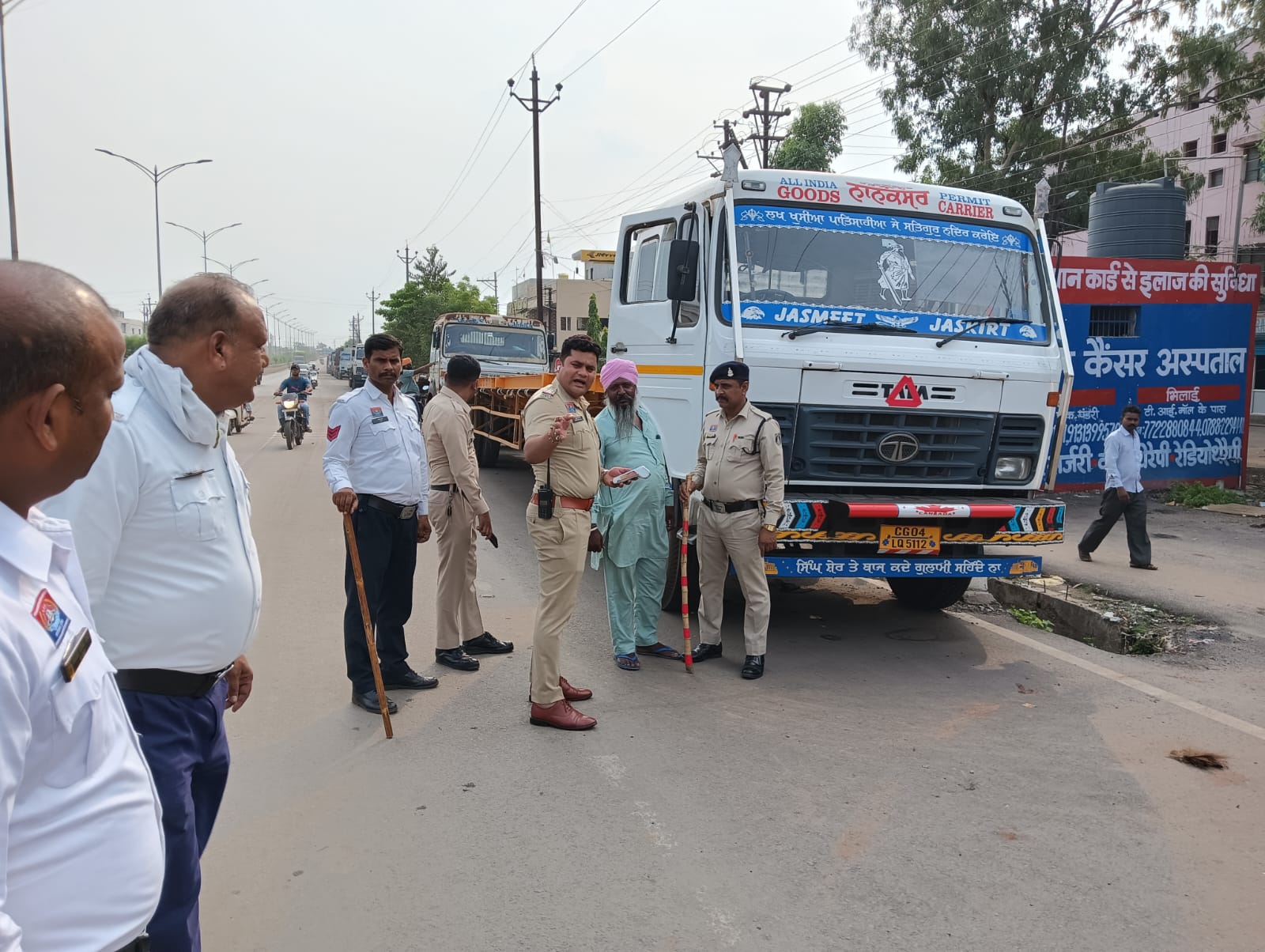 रिंग रोड में नो पार्किंग पर खड़ी 150 से अधिक भारी मालवाहक वाहनों के विरूद्ध की गयी कार्यवाही