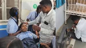 छात्रावास में रहने वाली तीन छात्राएं अचानक हुई बेहोश,डॉक्टर समझ नहीं पाए स्थिति, अधीक्षिका ने बुलाया बैगा