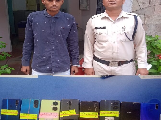 शातिर चोर चढ़ा पुलिस के हत्थे
