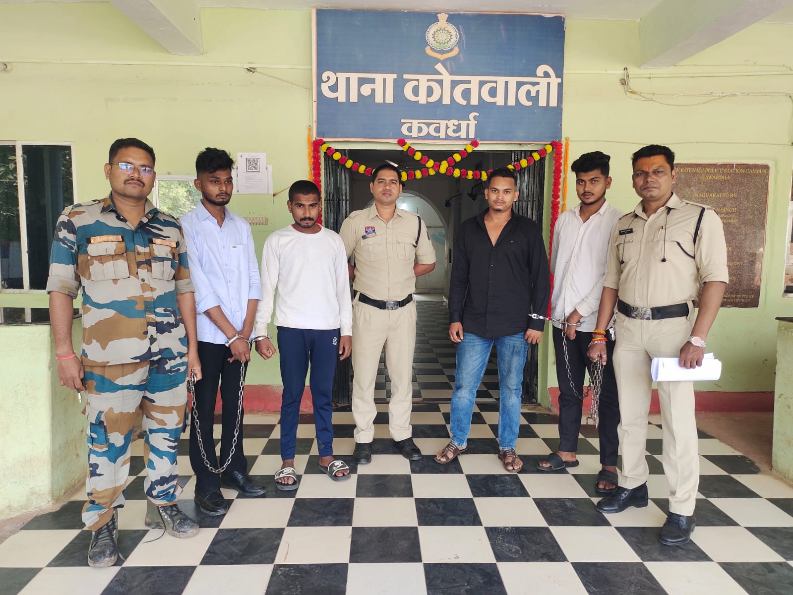 शहर के बीच सड़क पर फटाके फोड़कर शान दिखाना पड़ा भारी – कवर्धा पुलिस ने चारों उपद्रवियों को किया गिरफ्तार