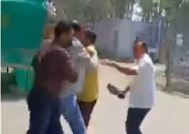 सूरजपुर : ठेकेदार ने SECLअधिकारी पर जमकर बरसाए जूते