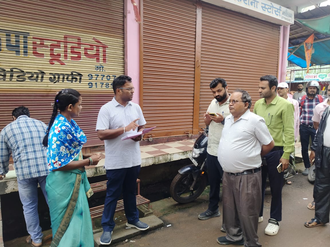 सफाई निरीक्षण में आयुक्त 18 एकड़ एसएलआरएम सेन्टर एवं कॉलोनी में सफाई देख कर्मियों से की चर्चा
