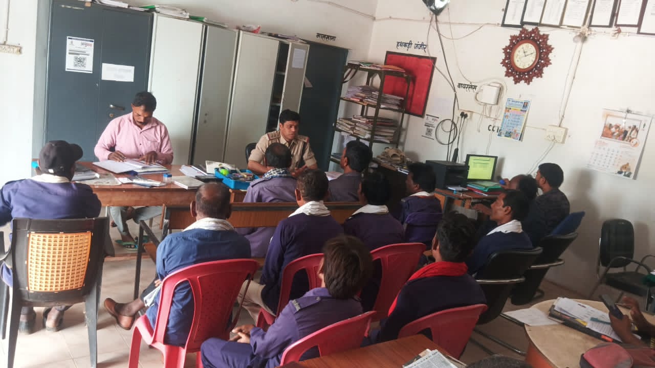 DIG रामकृष्ण साहू के निर्देशन में कोटवारों की बैठक, बाल विवाह रोकथाम और साइबर सुरक्षा पर जोर