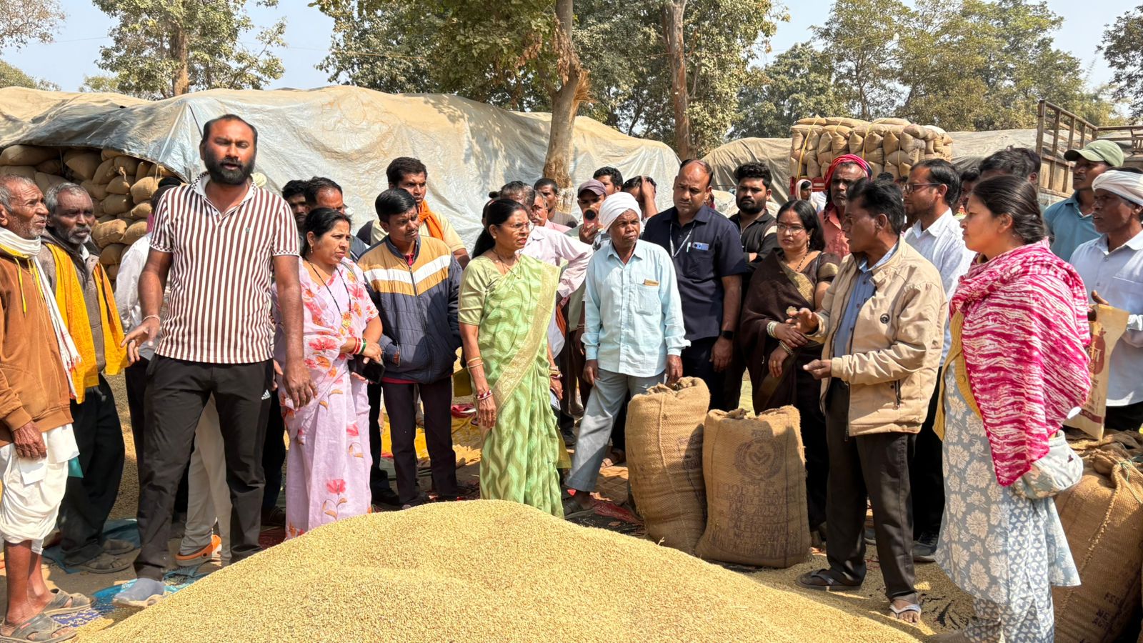 धान खरीदी व्यवस्था चरमराई, किसानों की पीड़ा सुनने पहुँची विधायक