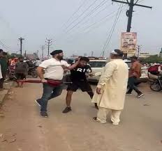 रायपुर: क्रोमा शोरूम के पास वाहन टक्कर के बाद दो पक्षों के बीच हुआ हिंसक झगड़ा
