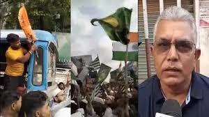 बस से उतरवा दिए गए भगवा झंडे, भड़की बीजेपी,पूछा-क्या कोलकाता सीरिया बन गया है ? 