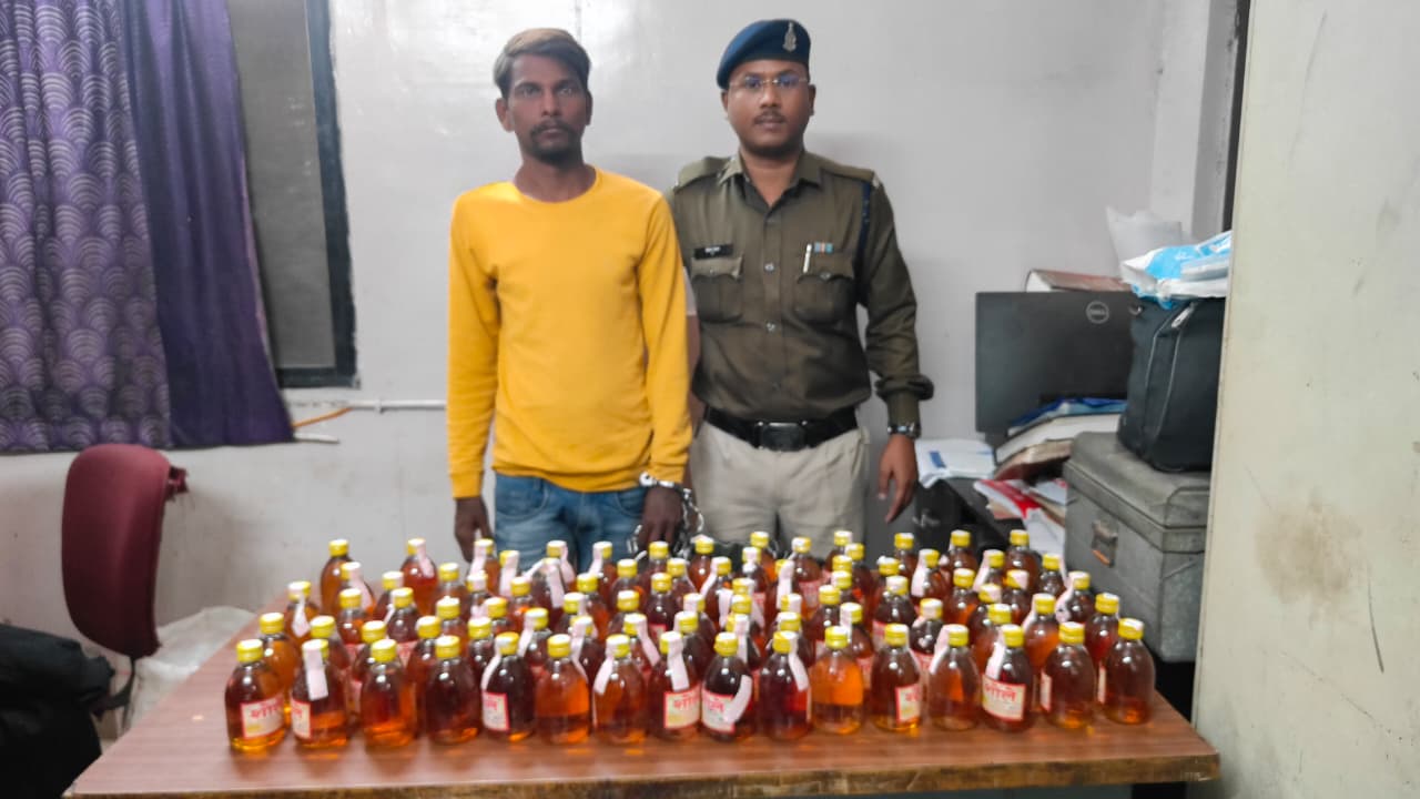 अवैध रूप से शराब कब साथ आरोपी योगेश पांडेय  गिरफ्तार