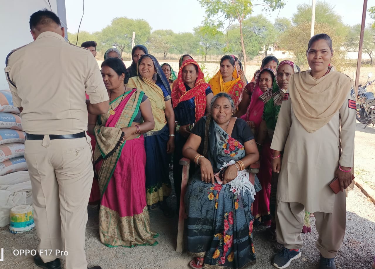 बनगबौद में लगाया गया चलित थाना ग्राम बनगबौद व नं०पं० लवन में किया गया भारत माता वाहनी का गठन 